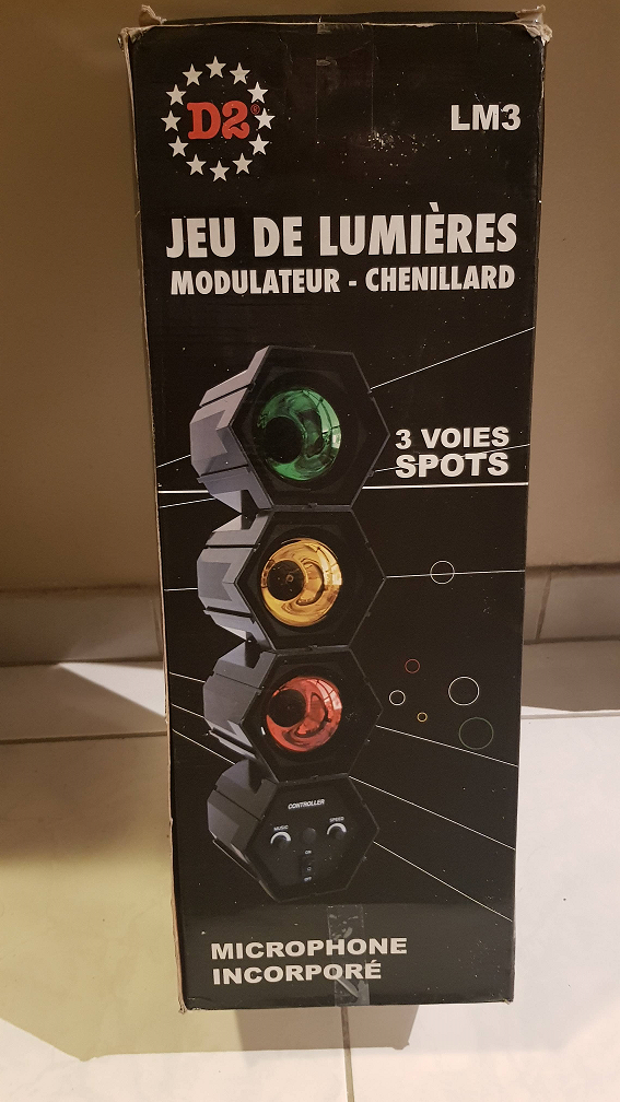 Jeu de lumières composé de 3 spots de couleurs différentes et d'un module de commande permettant de commander le chenillard en fonction de la musique